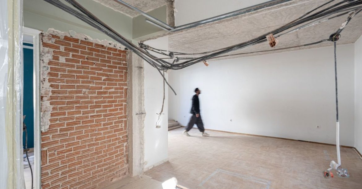 Επαγγελματική φωτογραφία ανακαίνισης στον Βύρωνα - η κουζίνα στην αρχή των εργασιών.