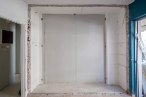 Αρχιτεκτονική λήψη ημιτελούς χώρου με έμφαση στις ευθείες γραμμές.